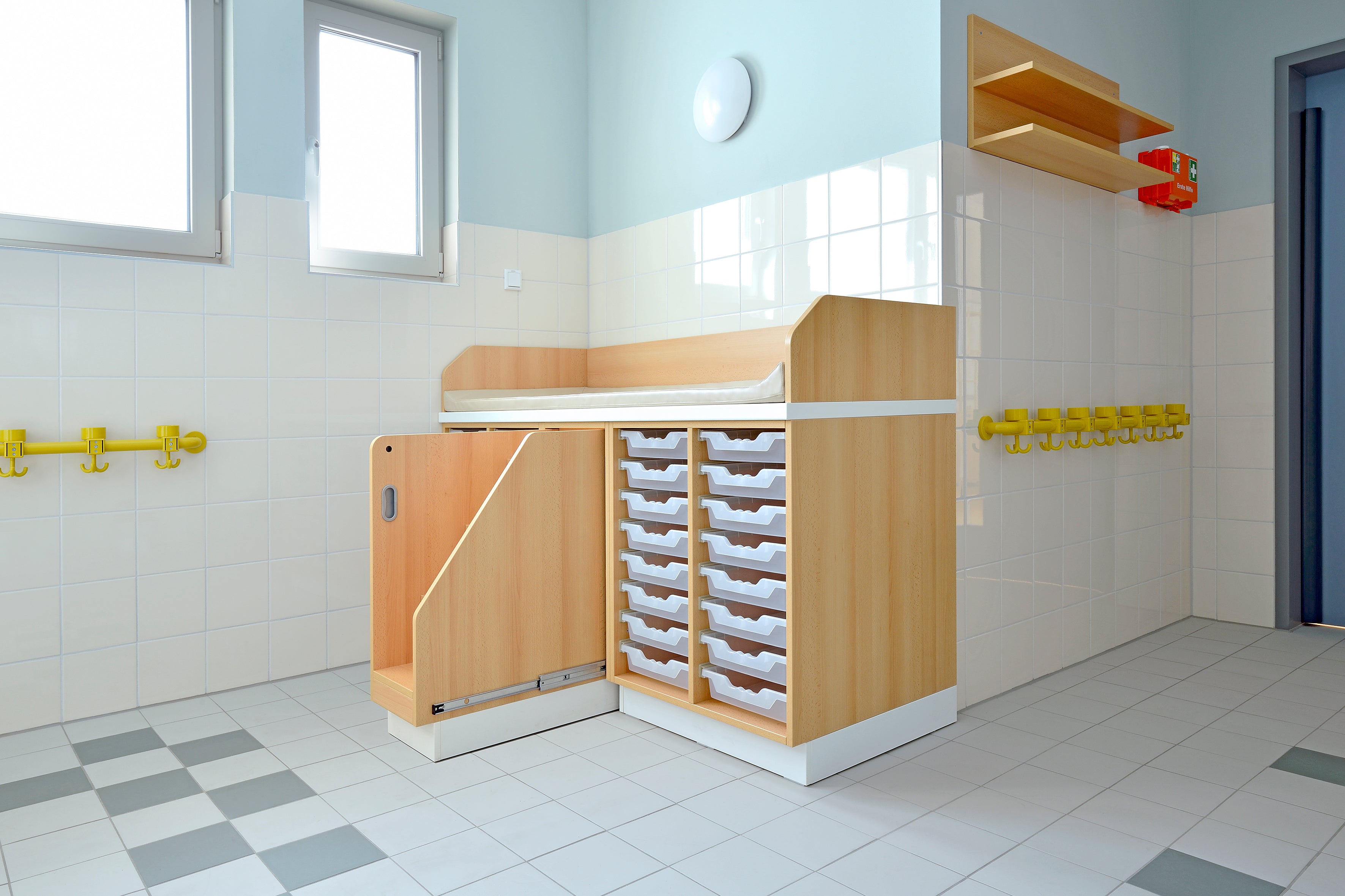 Wickelkommode mit Treppe Kita