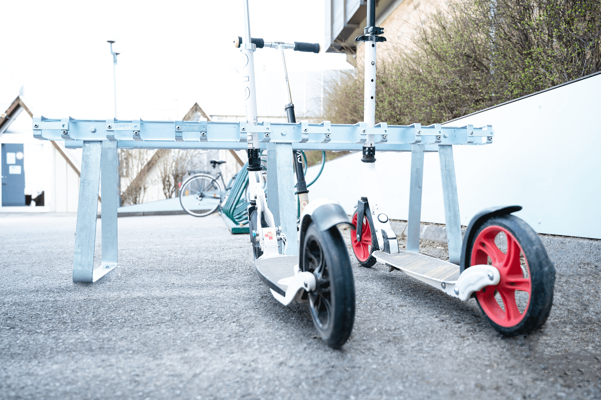 Support de planche / support de trottinette - support au sol - 16 places