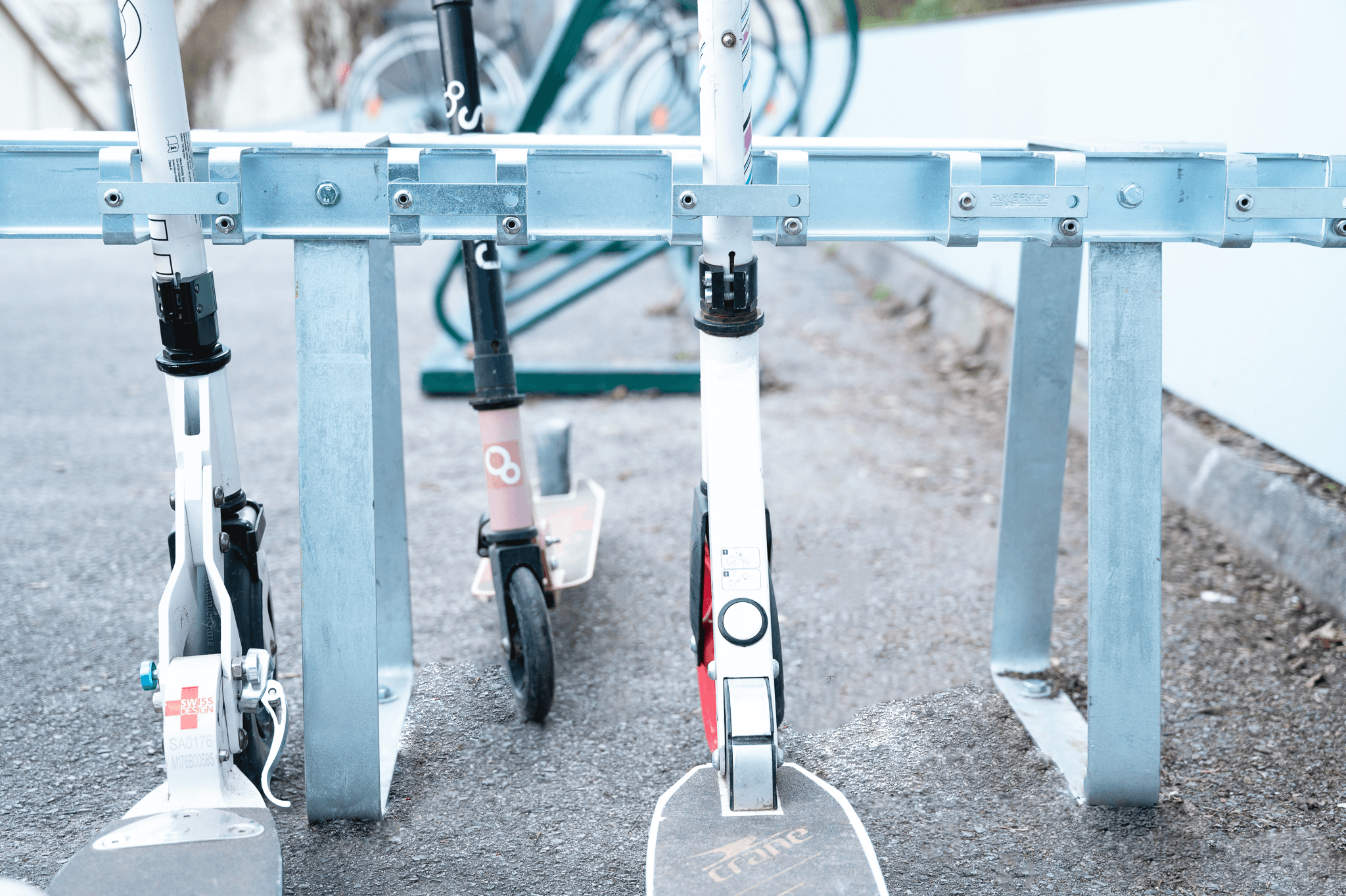 Support de planche / support de trottinette - support au sol - 16 places