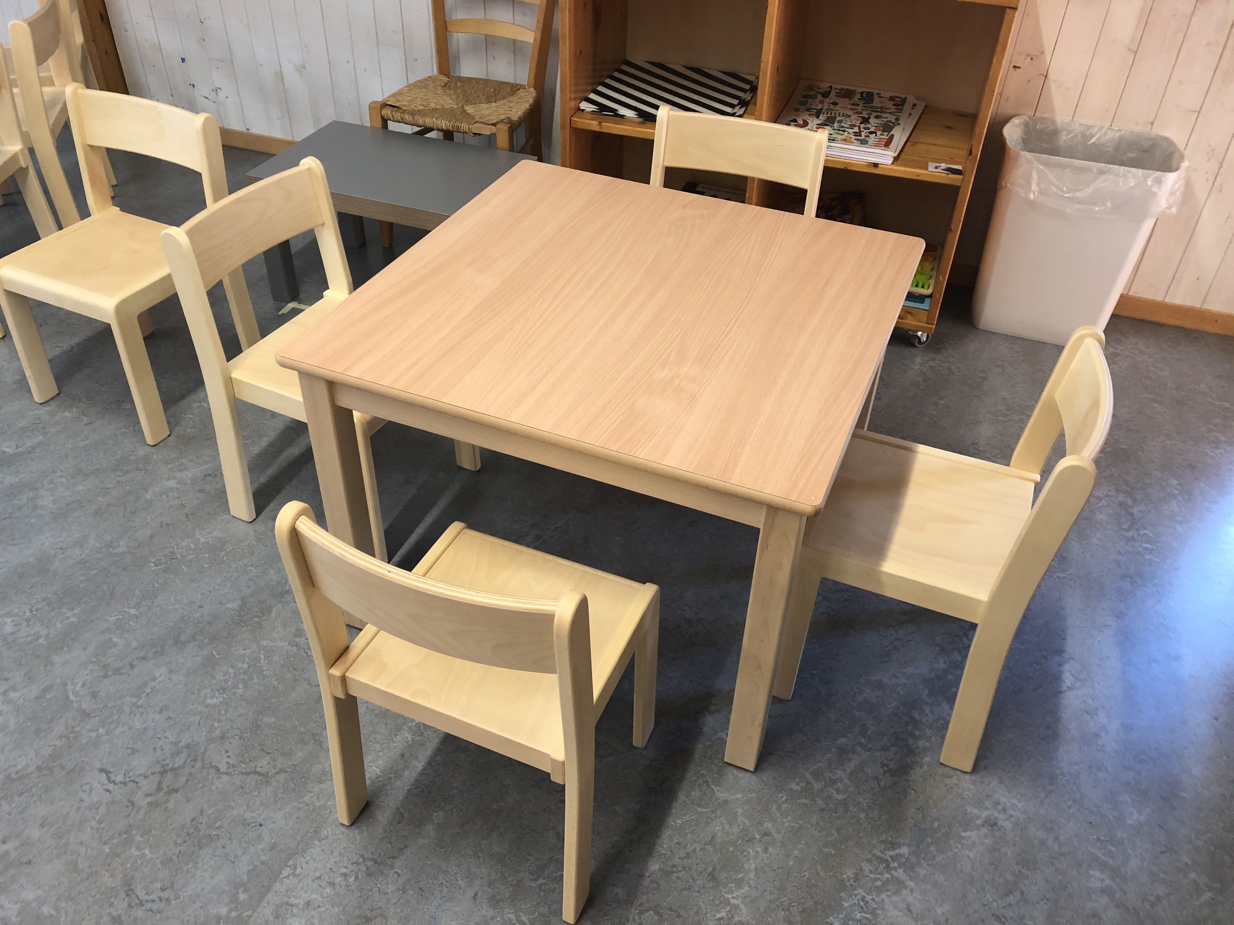 Kindergartentisch quadratisch mit robustem Massivholzgestell