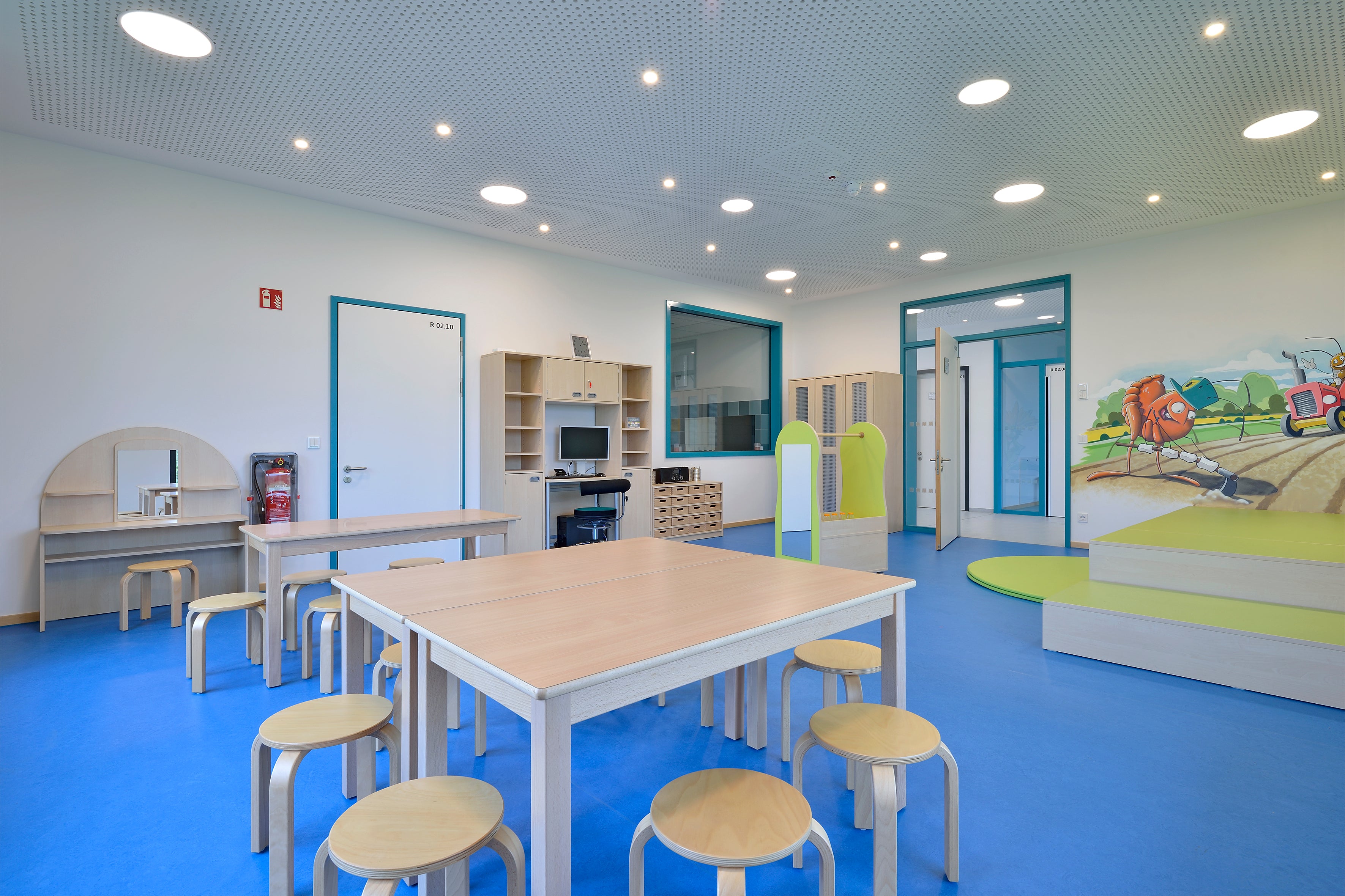 Fertig eingerichteter Kindergarten von Kibemo mit Kindergartentischen