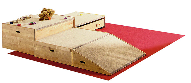 Spielpodest Kindergarten mit robustem Tretford-Teppich