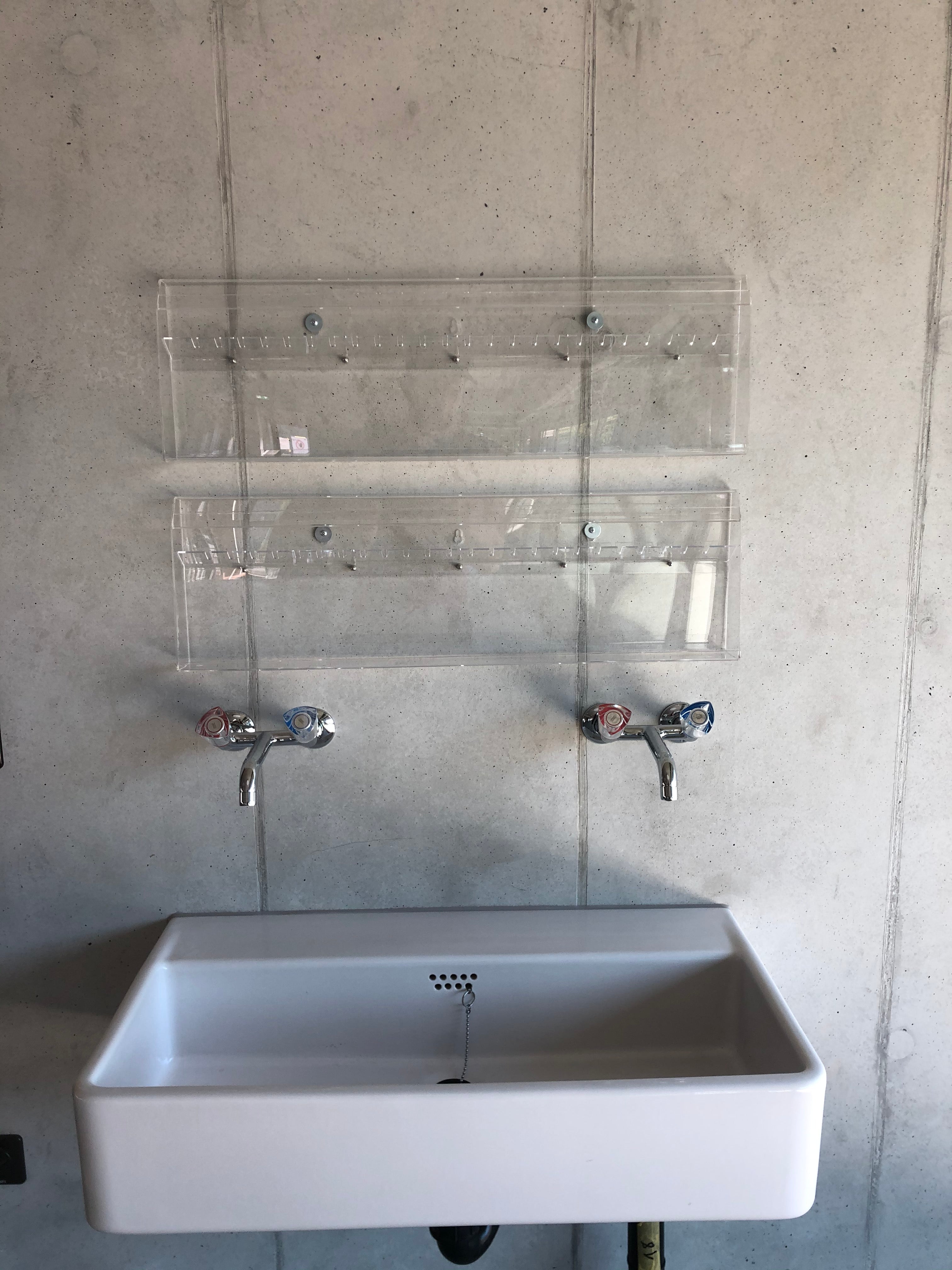 Zahnbürstenhalter oberhalb Lavabo