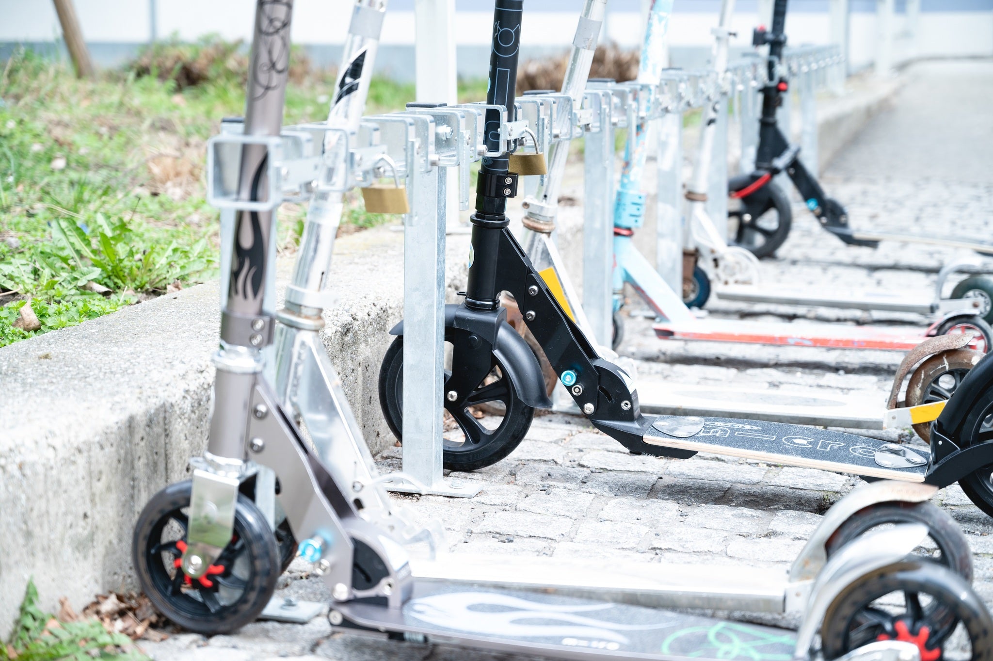 Support de planche / support de trottinette - fixation au sol - 4 places de parking ǀ disponible de suite