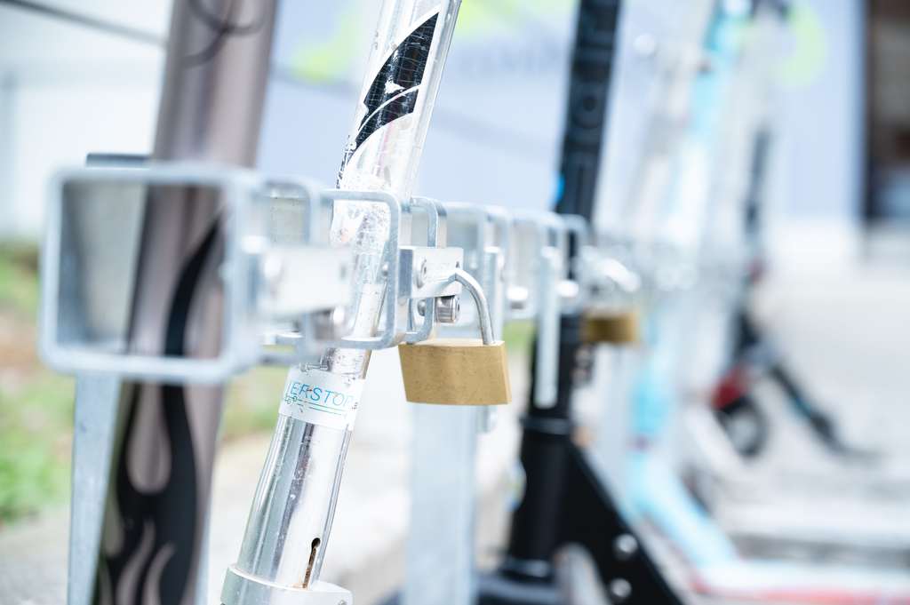 Support de planche / support de trottinette - fixation au sol - 8 places de parking ǀ disponible de suite