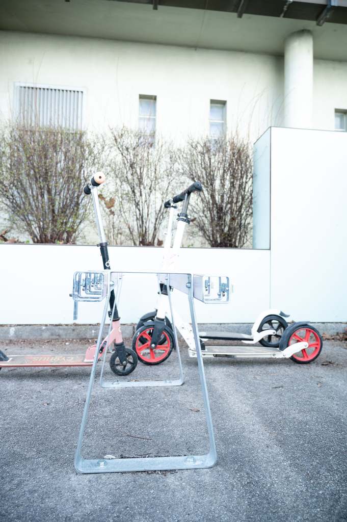 Support de planche / support de trottinette - support au sol - 16 places